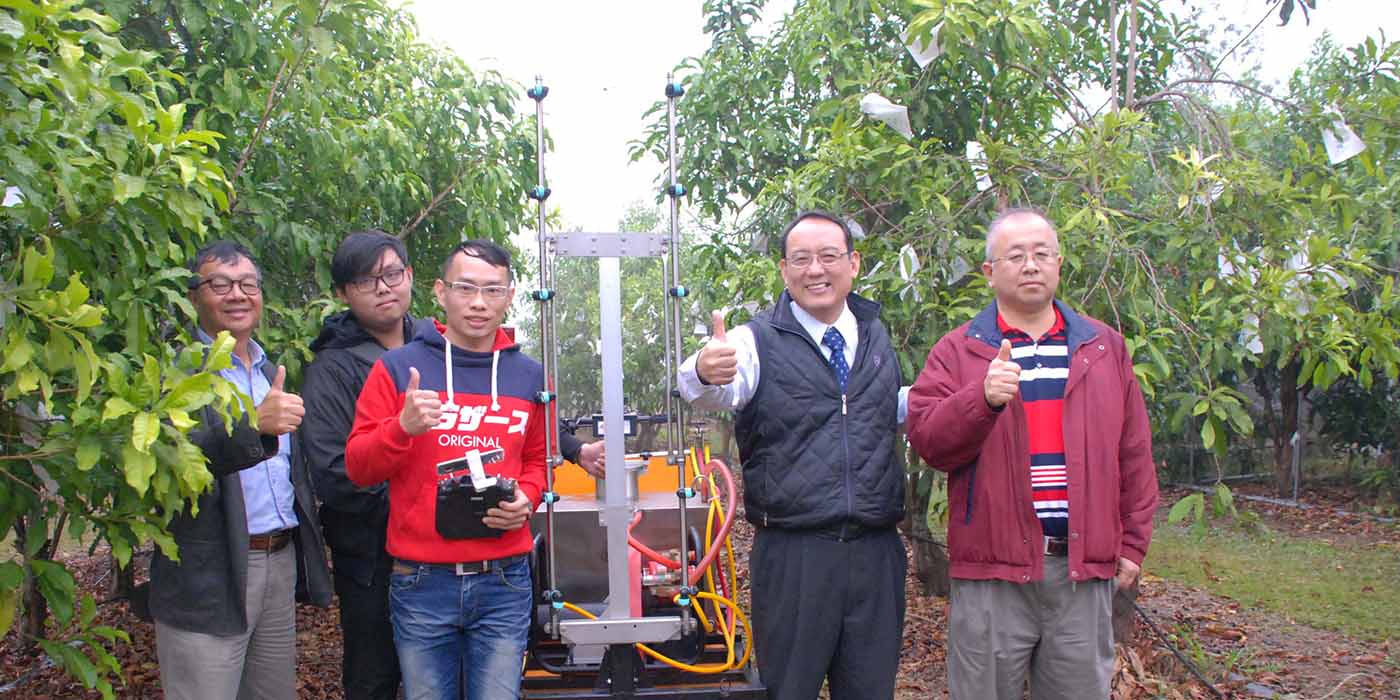 本校研發遙控式農用噴藥車