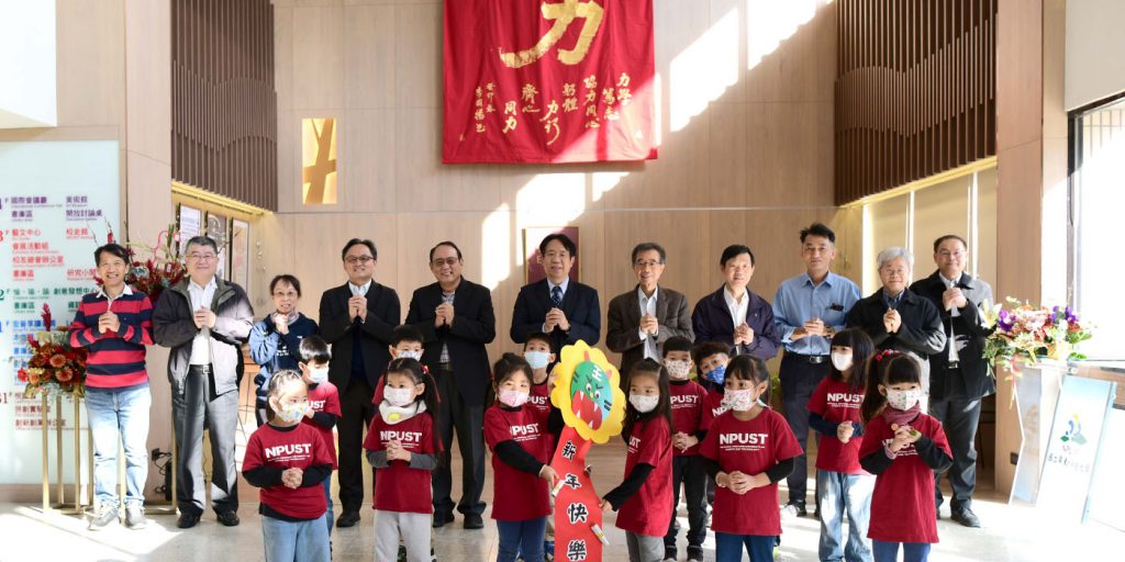 1120130-112年福兔躍進新春團拜暨圖書館資訊交流充電區揭牌儀式精選圖片