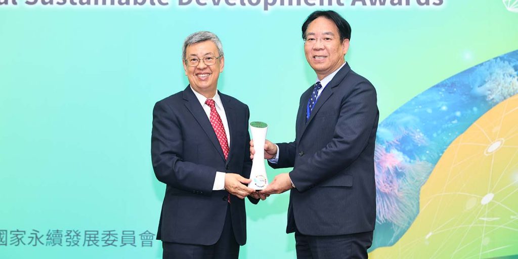 陳建仁行政院長(左)授予張金龍校長(右)國家永續發展獎獎座