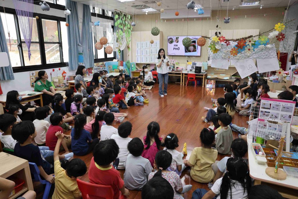 孩子們上了一節開心又有趣的越南語課(3)