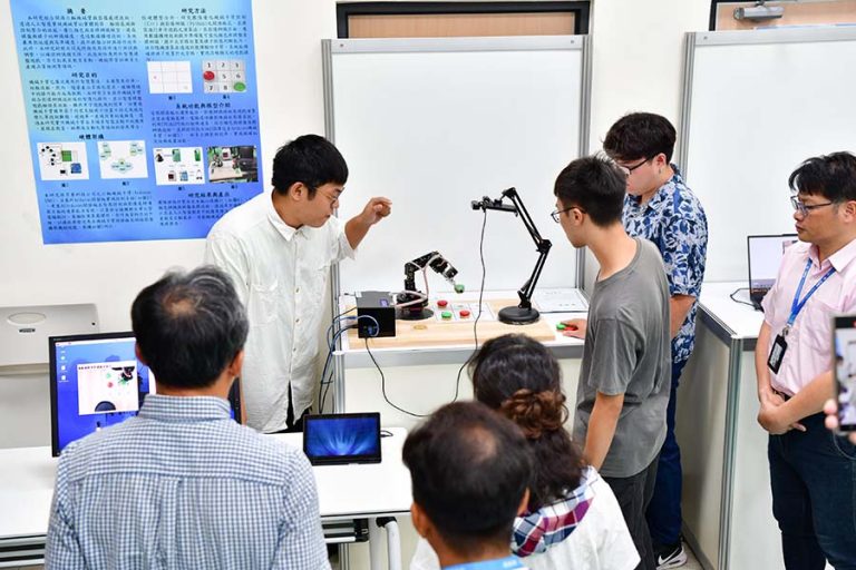 學生展示整合多項技術精準對弈的「智能棋手」成果