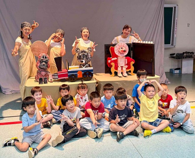 幼兒園的小朋友沉浸其中，跟著動物主角一起探索、一起冒險、一起為「動物朋友」加油打氣