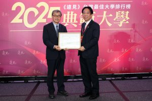 屏科大奪2025年《遠見》大學五長互評農林漁牧領域技專校院第一，張金龍校長右出席受贈，左為教育部長鄭英耀