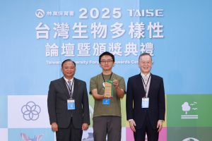 屏科大野保所洪孝宇助理教授中出席領獎-左為行政院農委會林聰賢前主委，右為台灣永續能源研究基金會簡又新大使