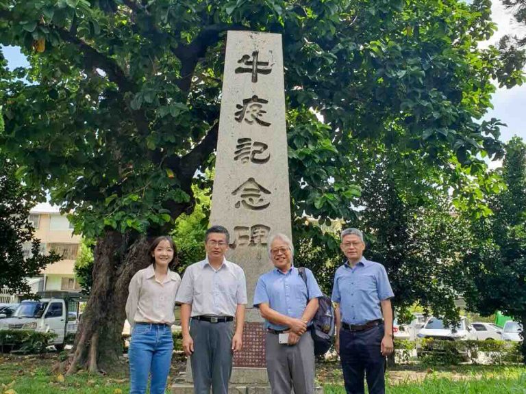 於日治時期的「牛瘟紀念碑」前合影留念象徵動物防疫工作需要跨越國界、長期耕耘的共同信念