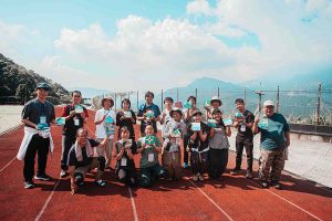 京都工藝纖維大學研究所的三瀨美雪同學以神山部落周邊的山脈為發想，設計指示牌