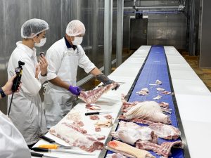 現為丹麥ZBC肉品訓練學校資深教師Mr. Kenneth Lund Hansen展現國際頂尖的肉品處理技術