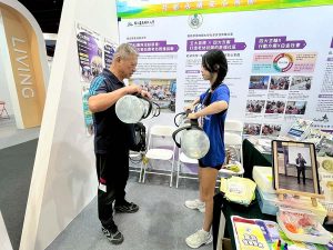 首次對外公開的「高齡負重水袋訓練模組」，以其創新且高齡友善的設計吸引眾多參觀者現場體驗