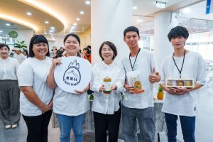 合照(左起：老厝54專案經理湯菀蕈、 戴苡亘同學、周春米縣長、黃有麒同學、宗培閩同學)