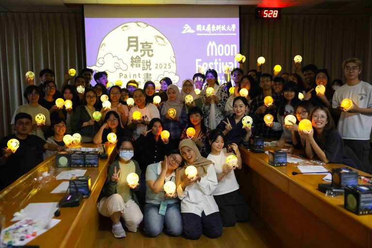 國事處於114年9月22日舉辦「月亮繪說畫」創意月球燈彩繪活動