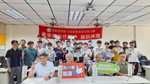 第四屆專班學生結訓典禮合影-高屏澎東分署黃坤清技正(前右二)、林泓典科長(前右一) 、曾文信訓練師(後排左一)、屏科大機械系吳上立主任(前左二)、楊志豪老師(前左一)