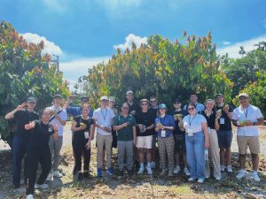 訪團學生們前往內埔鄉TC巧鋪，體驗從可可栽培、採收到巧克力製作過程(1)