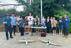 課程安排學生在學期結束後皆能取得民航局無人機操作飛行證照，成為具備專業飛行能力的跨域人才