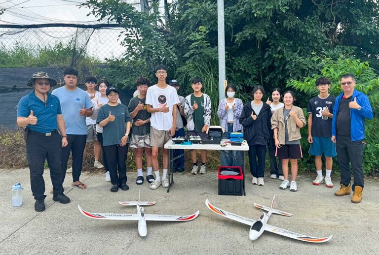 課程安排學生在學期結束後皆能取得民航局無人機操作飛行證照，成為具備專業飛行能力的跨域人才