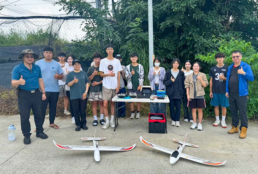 課程安排學生在學期結束後皆能取得民航局無人機操作飛行證照，成為具備專業飛行能力的跨域人才