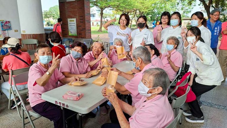 在計畫推動期間，餐旅系師生多次深入社區，以示範教學的方式陪伴長輩從初次接觸烘焙器具的生疏，到逐漸熟練擠餡、翻面與包裝等技巧。