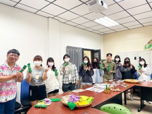 帶領學生認識「耐旱作物」的選種，並讓學生動手實作專屬的Cinavu (吉拿富)