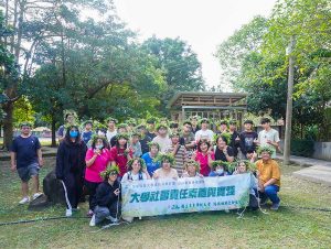 1.「大學社會責任素養與實踐」通識課程至社區展示親手編織的馬卡道「埔姜頭環」，實踐文化素養與在地連結。