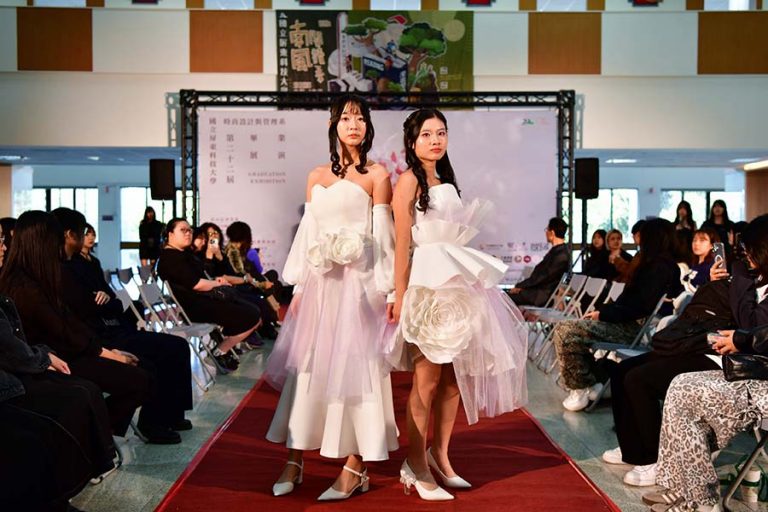 「Lucent．Dream」透過花朵作為主體，訴說著隱含的內在情感，藉由感性與理性的錯落延伸，呈現如同夢境般的設計