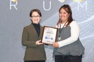 副總統蕭美琴頒發2025 年 NOWnews 公民提案競賽首獎獎狀予「三島芽語」團隊(圖／NOWNEWS攝影中心)