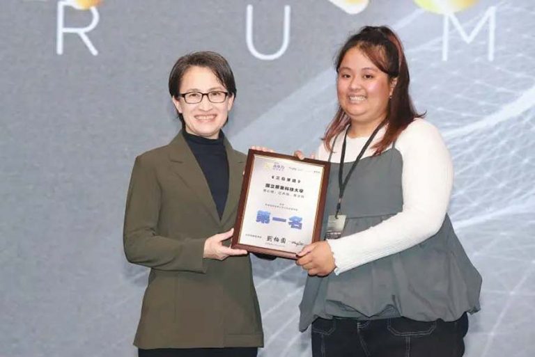 副總統蕭美琴頒發2025 年 NOWnews 公民提案競賽首獎獎狀予「三島芽語」團隊(圖／NOWNEWS攝影中心)