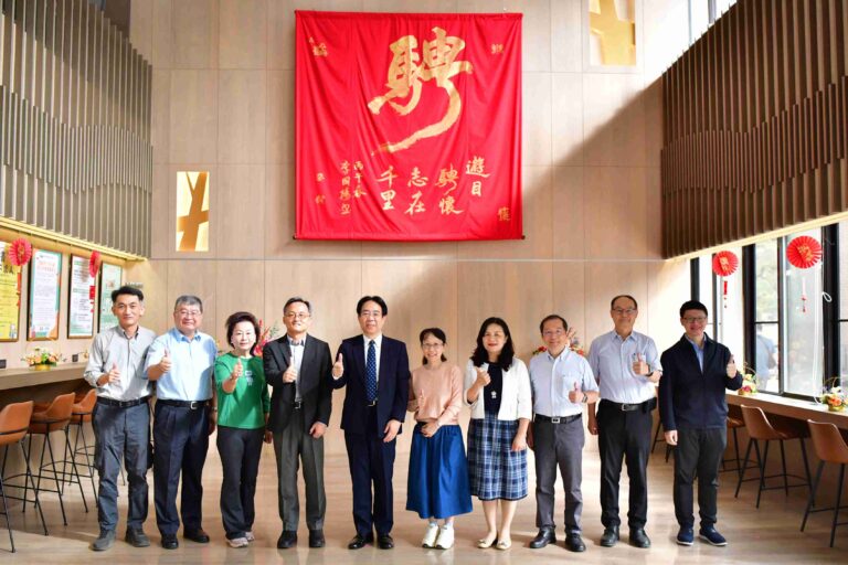 01 屏科大今(24)日上午9時於校內圖書與會展館舉行「金馬報喜」新春團拜暨年度代表字揭字儀式