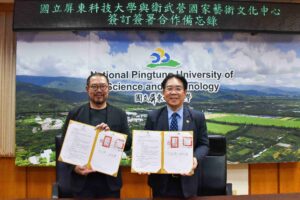 校長張金龍(右)代表與衛武營藝術總監簡文彬(左)簽署為期三年的合作備忘錄