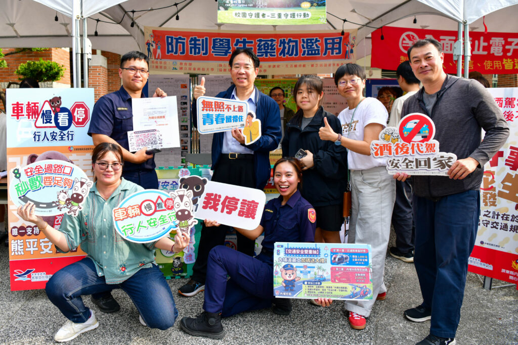 屏東縣政府警察局交通警察隊設計「校園獵人」攤位，引導學生透過遊戲互動指認校內交通熱點並落實防詐、反毒等宣導