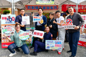 屏東縣政府警察局交通警察隊設計「校園獵人」攤位，引導學生透過遊戲互動指認校內交通熱點並落實防詐、反毒等宣導