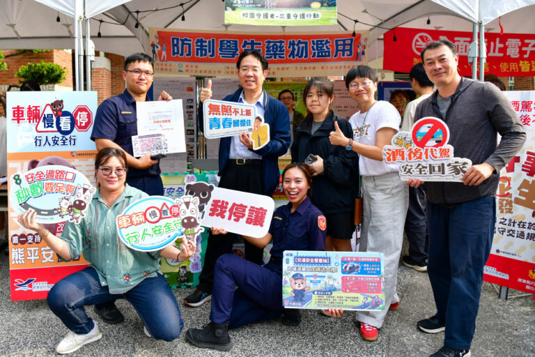 屏東縣政府警察局交通警察隊設計「校園獵人」攤位，引導學生透過遊戲互動指認校內交通熱點並落實防詐、反毒等宣導
