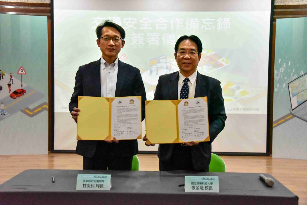 屏科大校長張金龍(右)及屏東縣警察局局長甘炎民(左)簽署交通安全合作備忘錄