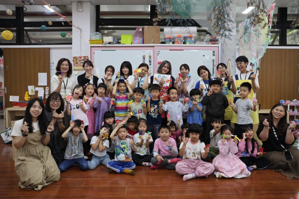 日本師生實際參與嬰幼兒照護技能訓練，包括「嬰兒心肺復甦術」、「為嬰兒泡奶水」、「為嬰兒清潔口腔及洗澡」以及「教導兩歲幼兒如廁」等 (5)