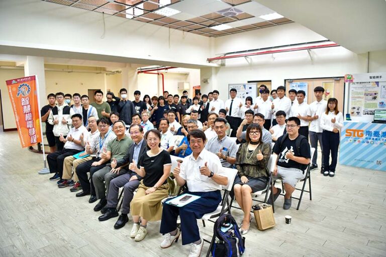智慧機電學士學位學程舉辦「實務專題成果展」大合照