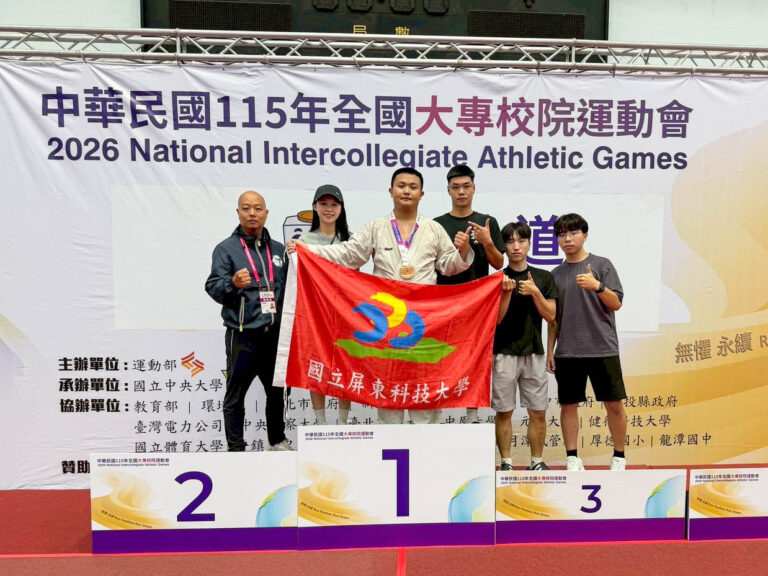 空手道教練與選手合影