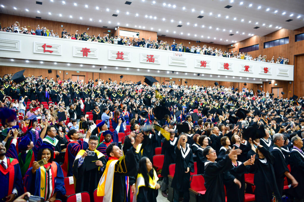 8、全體畢業生齊拋學位帽
