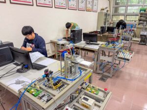 系上長期致力於建置完善的機電整合教學環境，此次承辦全國檢定考試，正是系上硬體與軟體資源成熟的最佳證明
