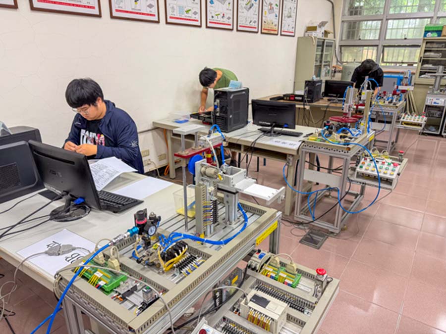 系上長期致力於建置完善的機電整合教學環境，此次承辦全國檢定考試，正是系上硬體與軟體資源成熟的最佳證明