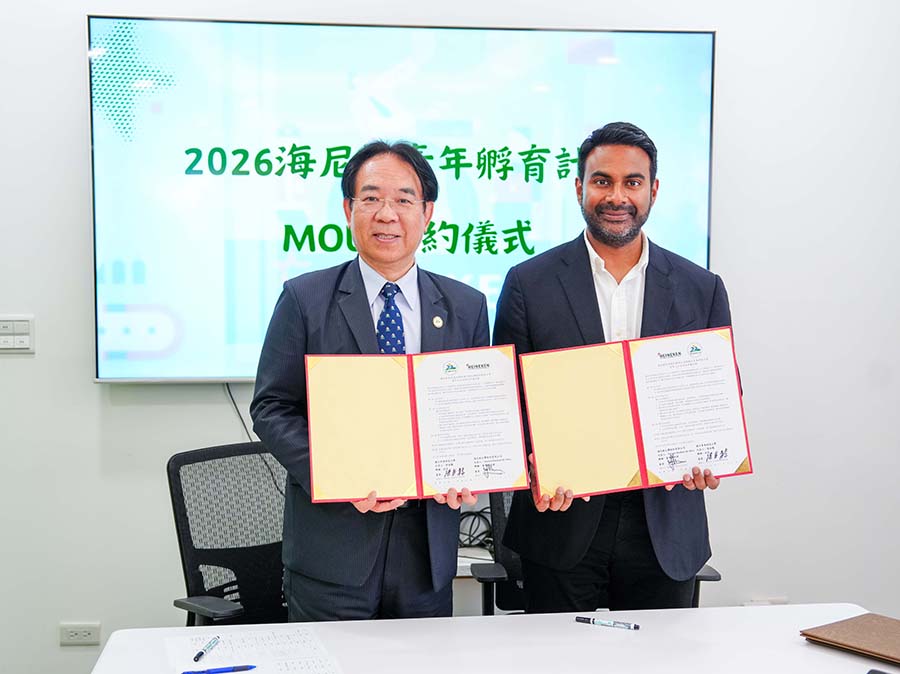 屏科大張金龍校長(左)、海尼根台灣董事總經理 Suraen De Silva(右)簽署合作備忘錄 (2)