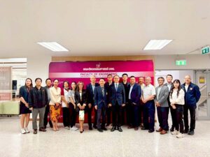 泰國蒙庫國王科技大學（KMUTT)與屏科大雙方教師大合照