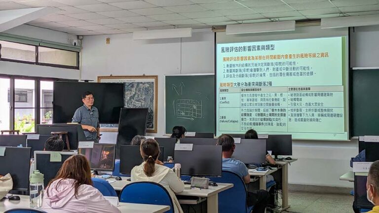 高級課程則進一步納入樹木風險評估、進階健康檢驗、疫病蟲害管理、樹木保護用藥、支撐與避雷系統，以及大型樹木移植前評估、施工與後續養護等專業內容
