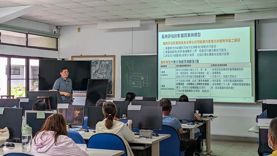 高級課程則進一步納入樹木風險評估、進階健康檢驗、疫病蟲害管理、樹木保護用藥、支撐與避雷系統，以及大型樹木移植前評估、施工與後續養護等專業內容
