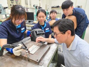 曾光宏教授指導企業代表進行活性氬弧銲接操作，透過實務演示說明製程技術