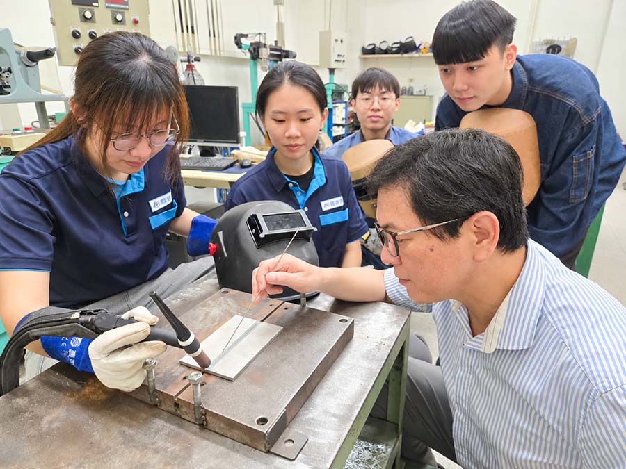曾光宏教授指導企業代表進行活性氬弧銲接操作，透過實務演示說明製程技術