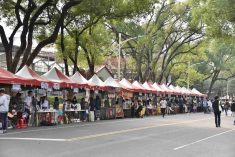 09「繽紛園遊會」由教職員生共同規劃130個攤位