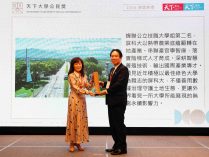 屏科大張金龍校長(右)代表受獎，頒獎人為本次評審長蘇慧貞(國立成功大學名譽教授)