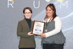 副總統蕭美琴頒發2025 年 NOWnews 公民提案競賽首獎獎狀予「三島芽語」團隊(圖／NOWNEWS攝影中心)